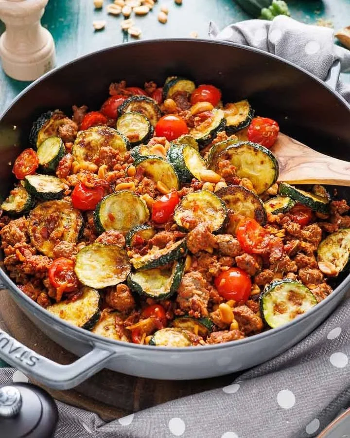 Zucchini-Pfanne mit Hackfleisch, voller Geschmack und leckerem Gemüse